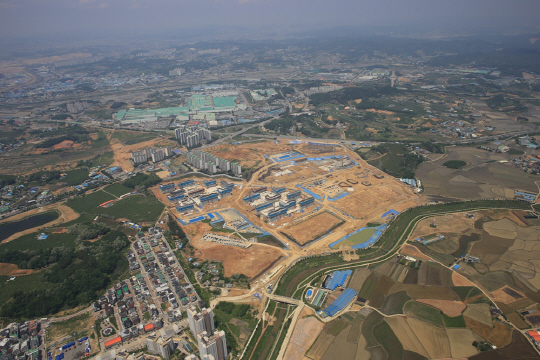 평택 부동산 시장이 대기업 및 미군 기지 이전, 고속철 개통에 따른 강남 접근성 개선 등 개발 호재로 활기를 띠고 있다. 사진은 GS건설이 동삭2지구에 짓는 '자이더익스프레스 3차' 부지 항공 전경.  GS건설 제공